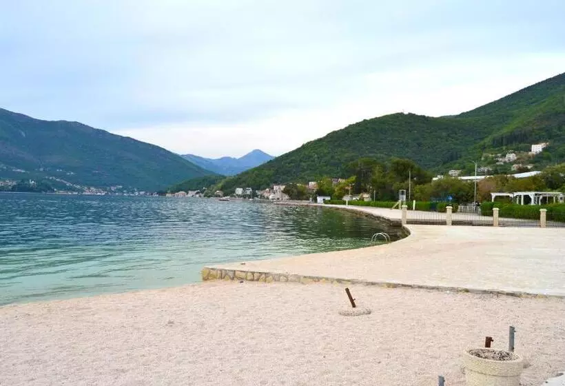 تختخواب و صبحانه Tivat Apartments