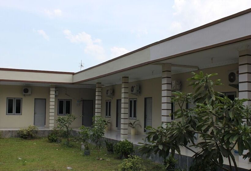 Пансион Penginapan Transit Tomato