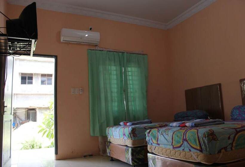 Пансион Penginapan Transit Tomato