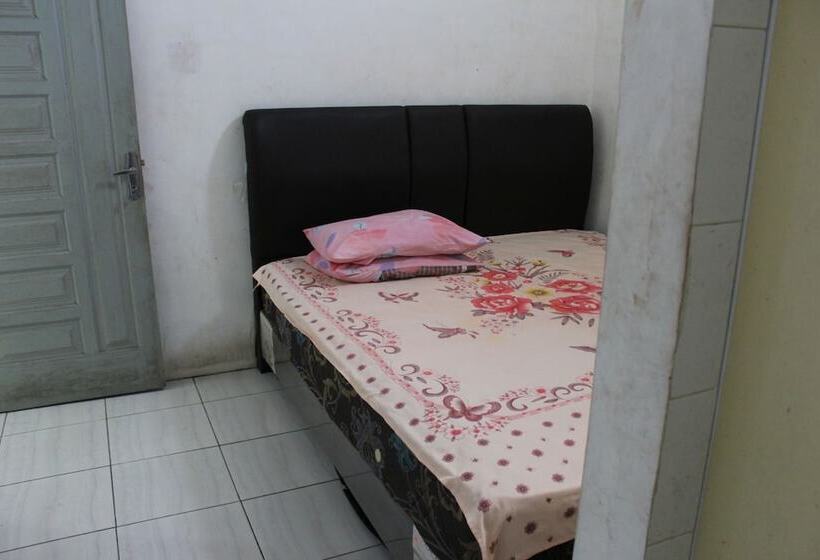 Пансион Penginapan Transit Tomato