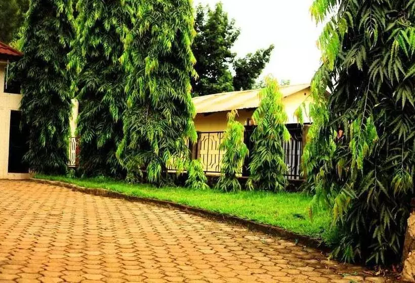 هتل West East Lodge