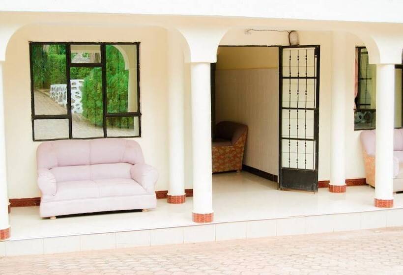 هتل West East Lodge