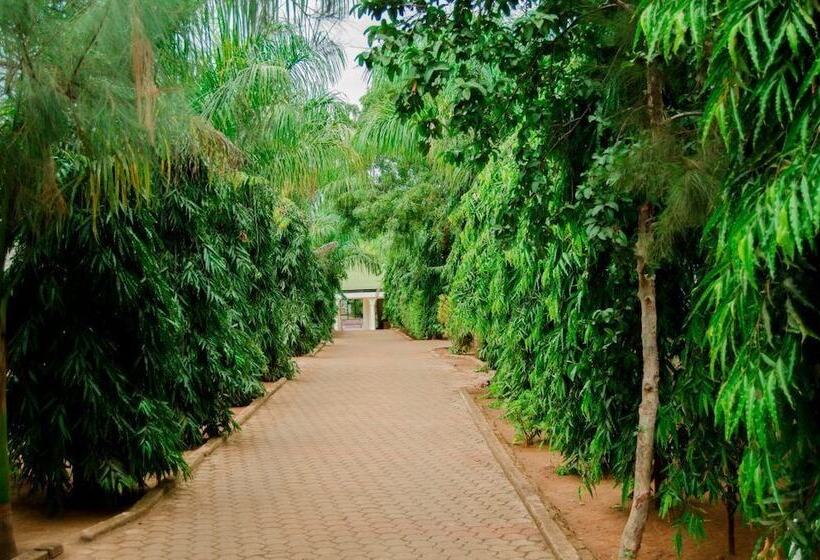 هتل West East Lodge