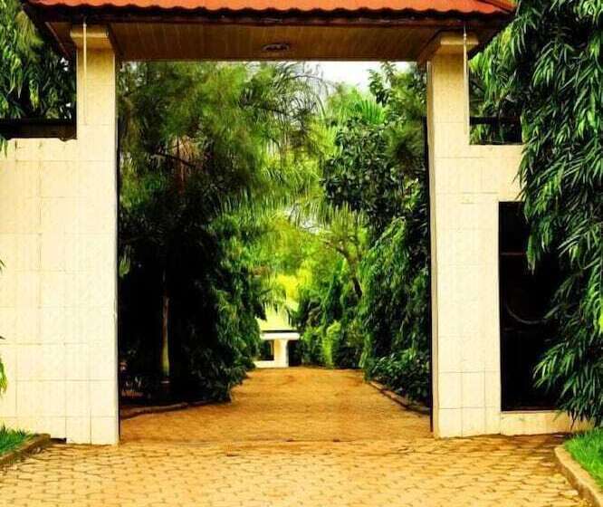 هتل West East Lodge