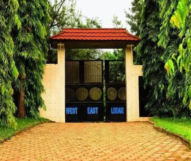 هتل West East Lodge