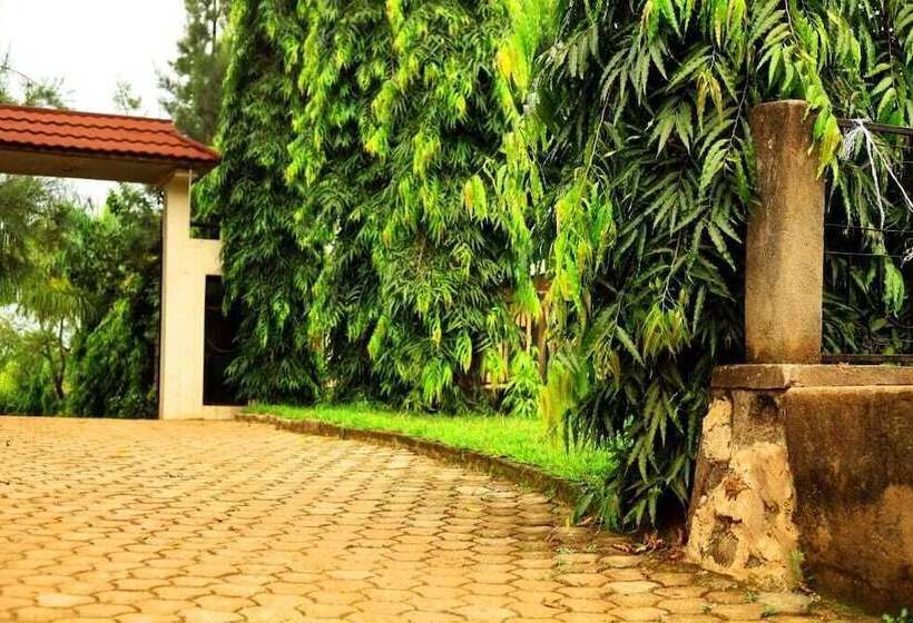 هتل West East Lodge