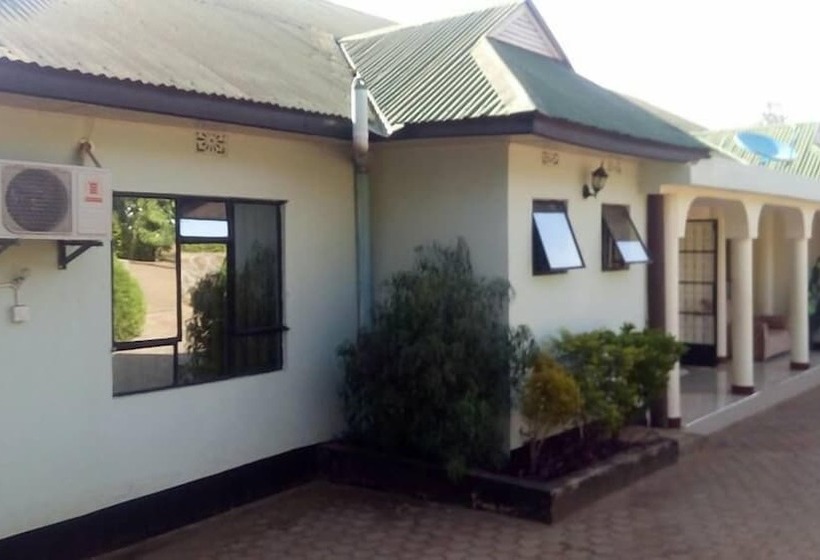 هتل West East Lodge