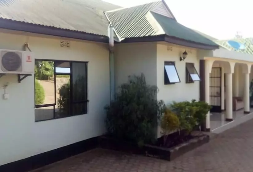 هتل West East Lodge