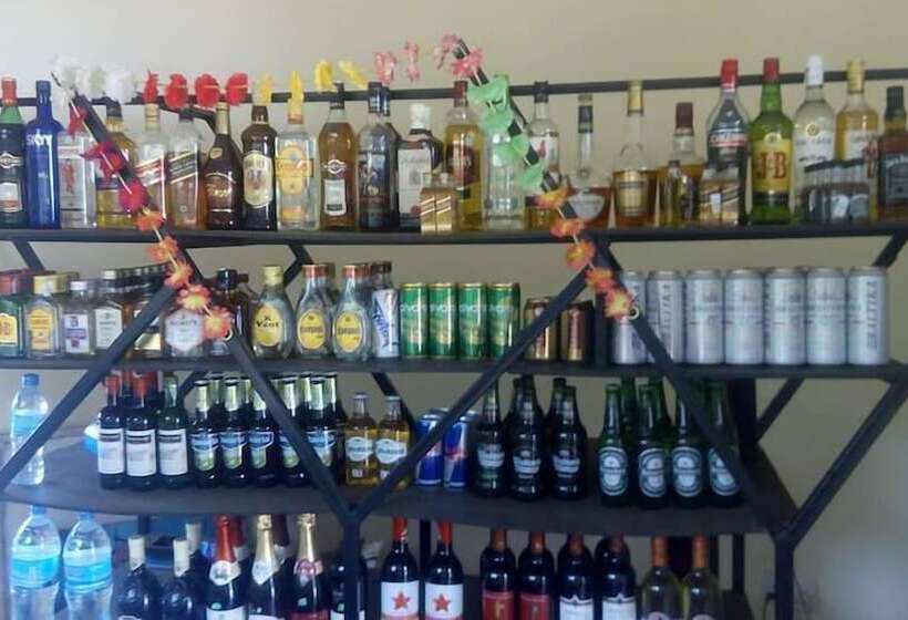 هتل West East Lodge