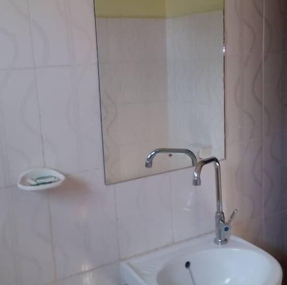 هتل West East Lodge