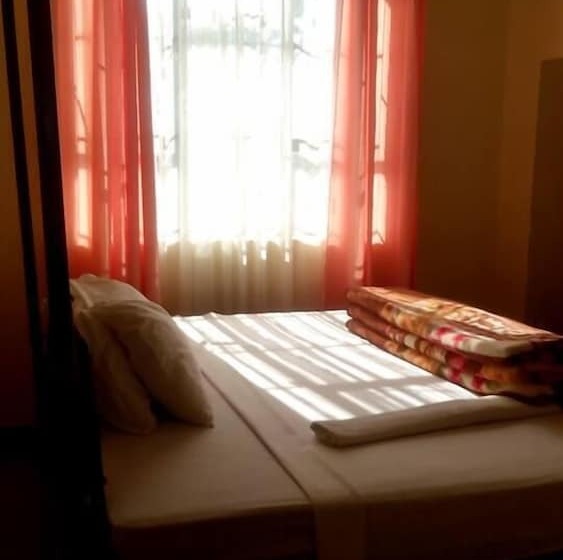 هتل West East Lodge