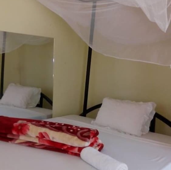 هتل West East Lodge