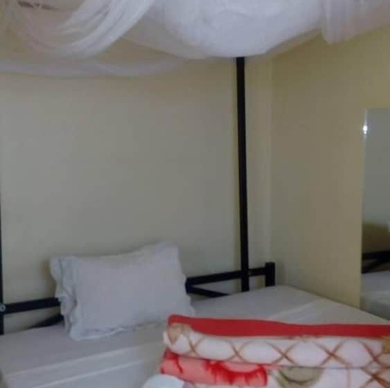 هتل West East Lodge