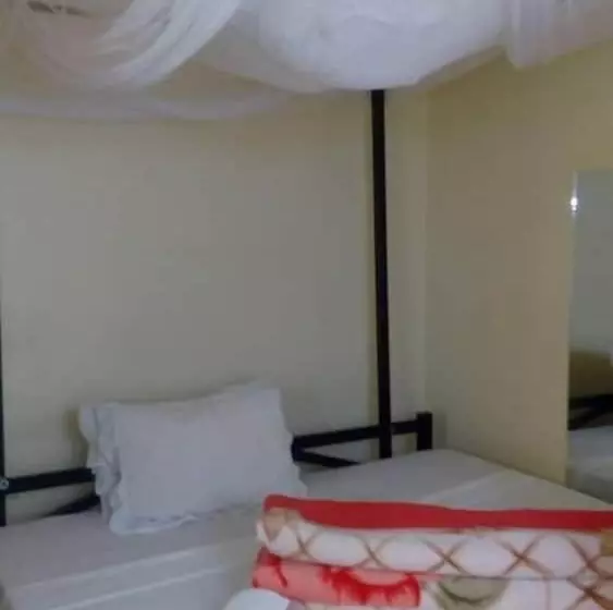هتل West East Lodge