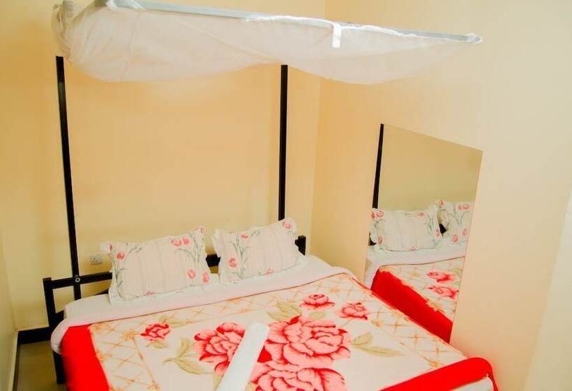 هتل West East Lodge