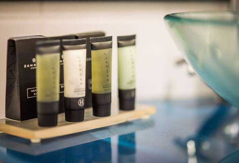 Отель At Waterfront Whitsunday Retreat  Adults Only