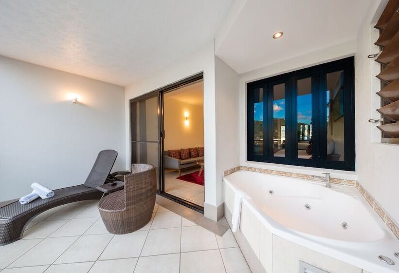 Отель At Waterfront Whitsunday Retreat  Adults Only