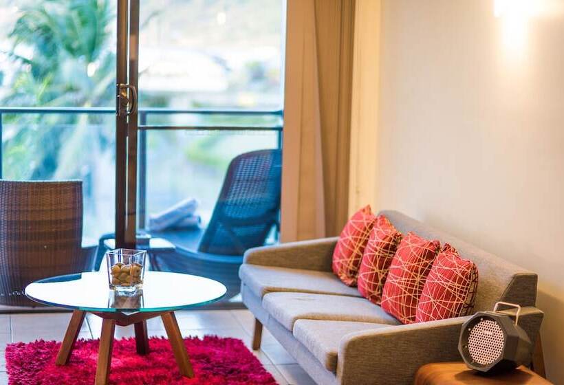 Отель At Waterfront Whitsunday Retreat  Adults Only