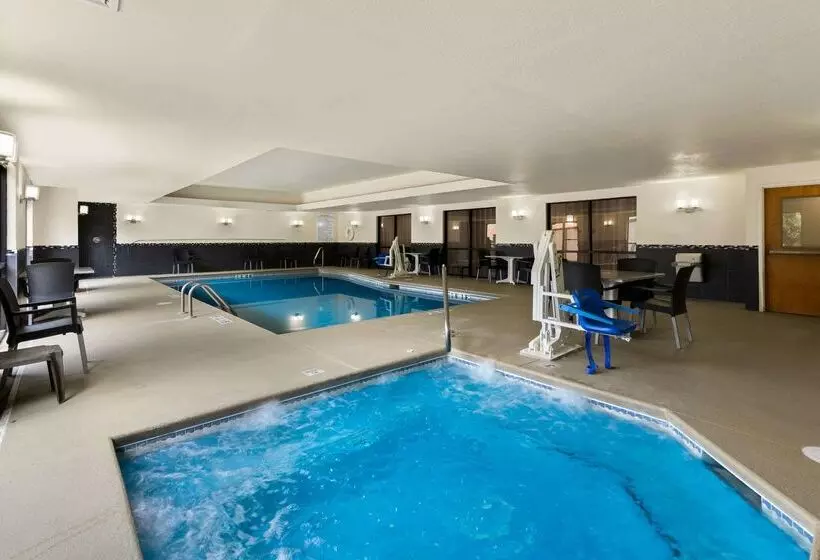 Отель Comfort Suites