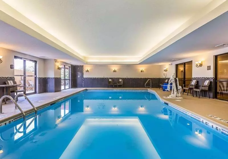 Отель Comfort Suites