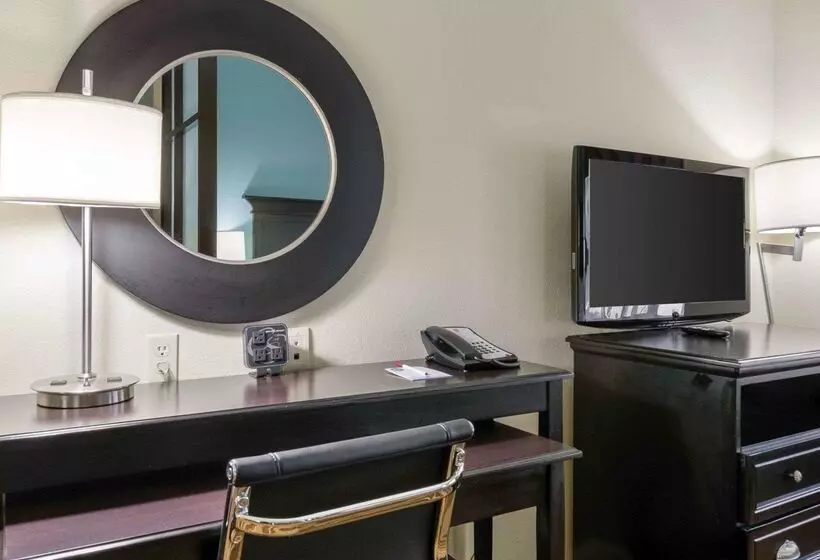 هتل Comfort Suites Topeka Northwest