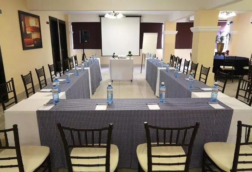 هتل Del Carmen, En El Centro Desayuno Incluido !