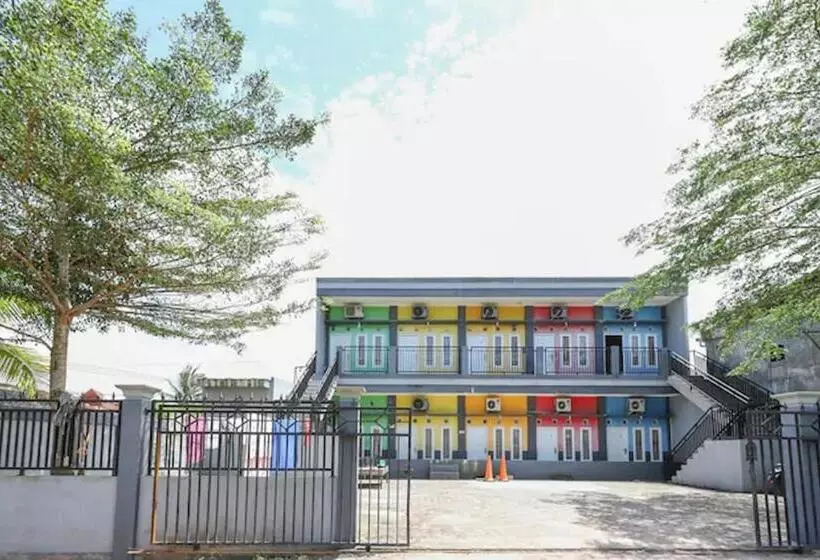 Hotelli Reddoorz At Pelangi Guest House