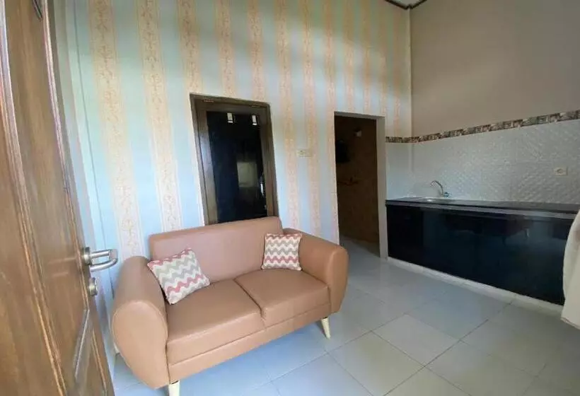 Hotelli Reddoorz Near Mojokerto Train Station