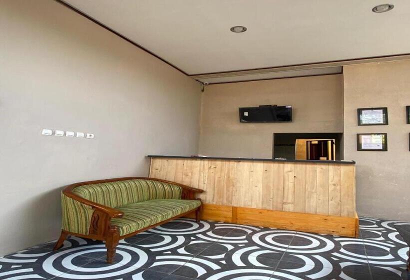 Otel Reddoorz Near Mojokerto Train Station