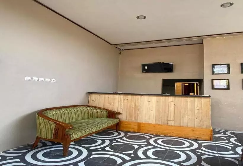 Hotelli Reddoorz Near Mojokerto Train Station