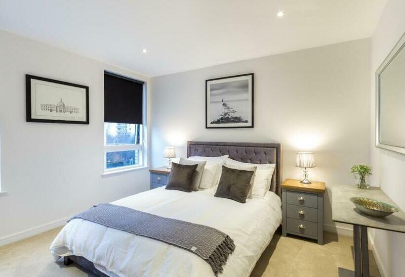 Hotelli 2 Bed Property Close To Heathrow Airport