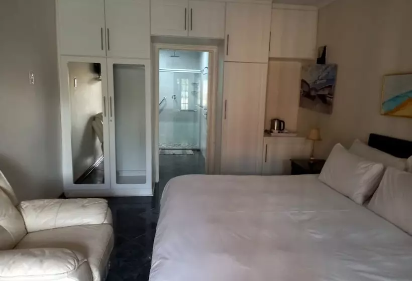 ペンション The Hills Guest House