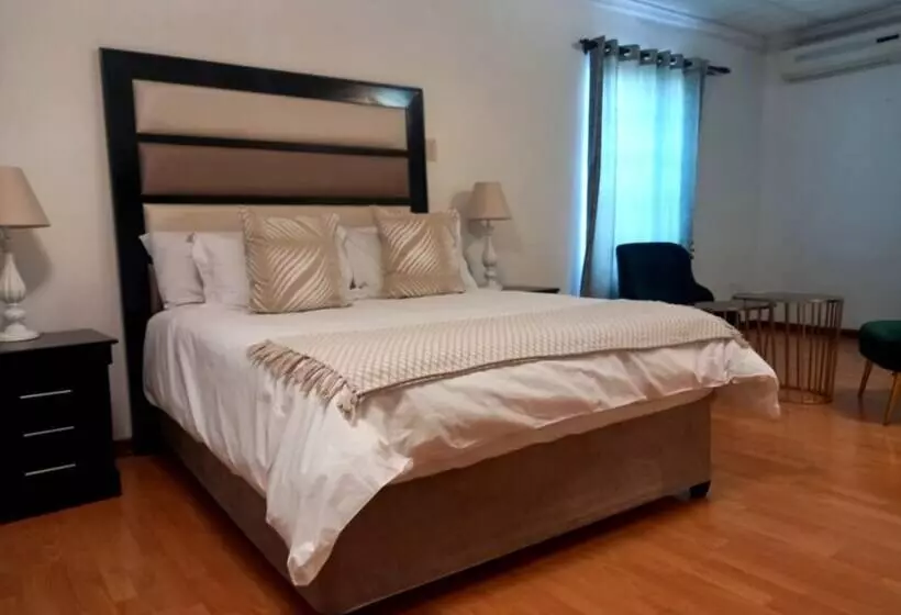 ペンション The Hills Guest House