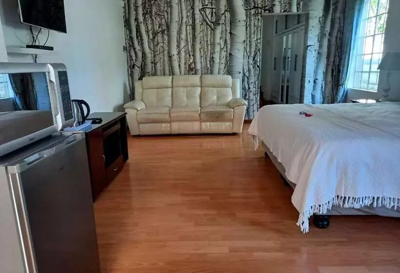 ペンション The Hills Guest House