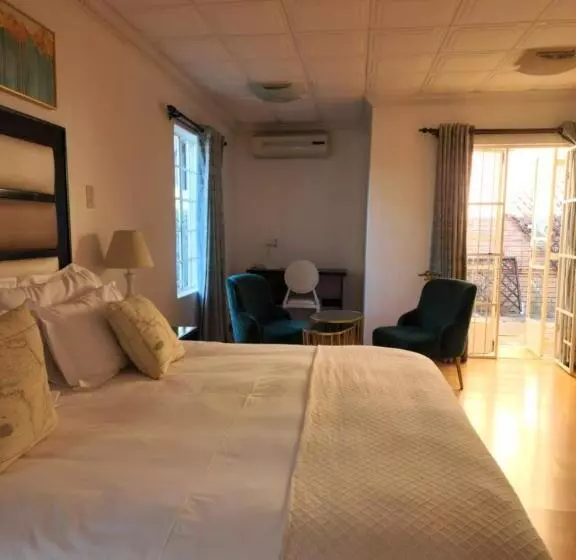 ペンション The Hills Guest House