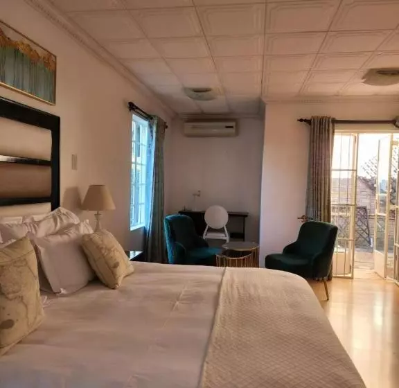 ペンション The Hills Guest House