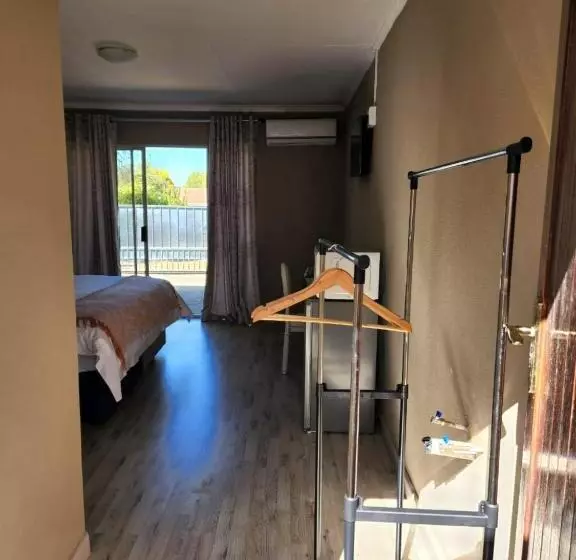 ペンション The Hills Guest House