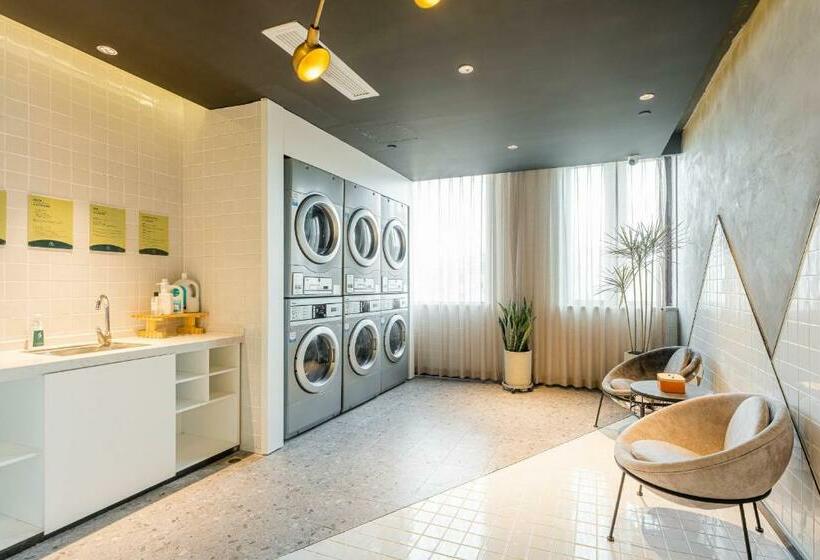 Atour Hotel Jiaxing Haiyan Haifeng Road