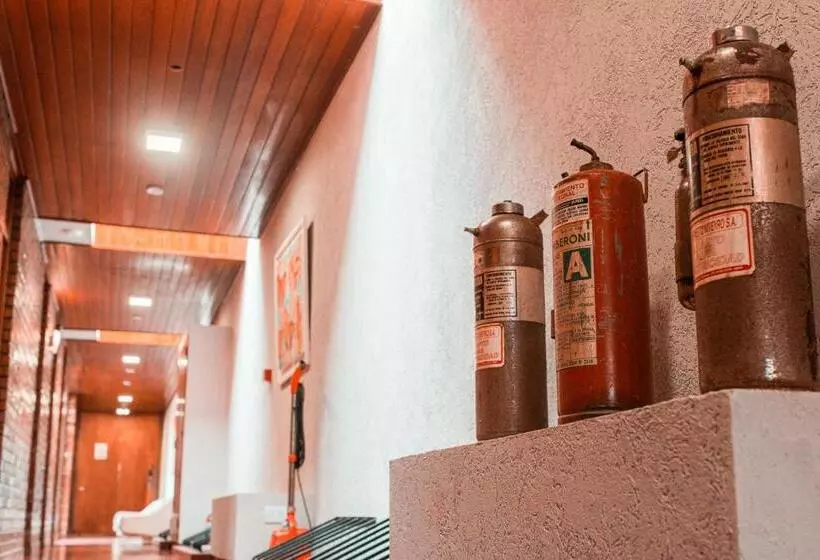 ホテル Cuatro Pinos