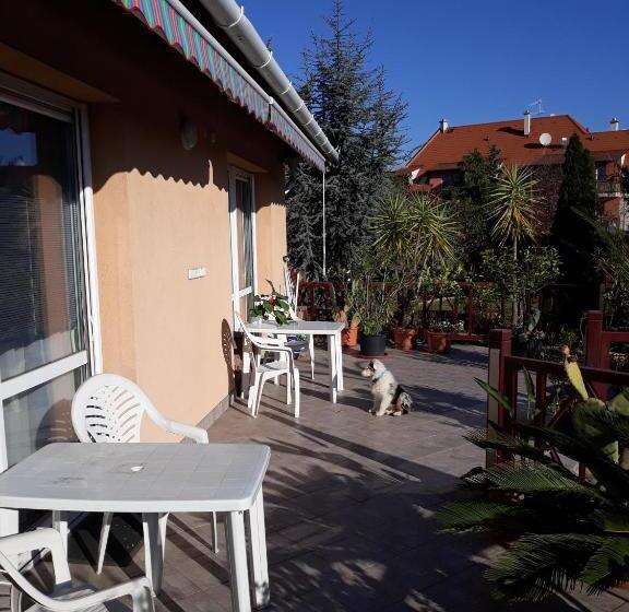 ペンション Kenézy Lux Apartman Vendégház