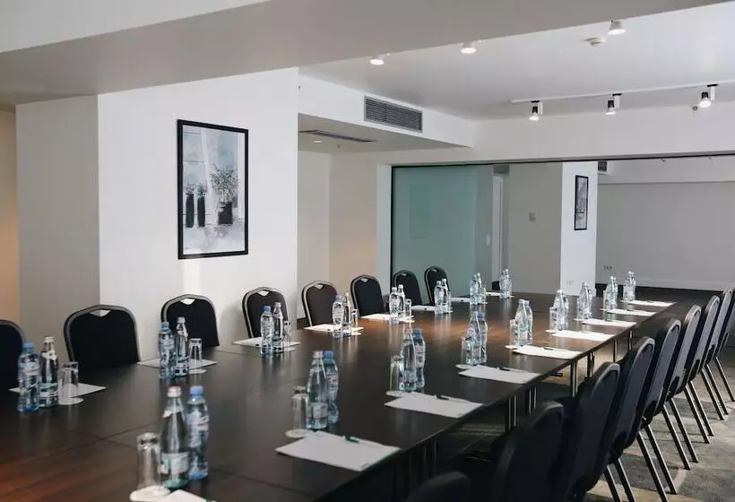 هتل Holiday Inn Tbilisi, An Ihg