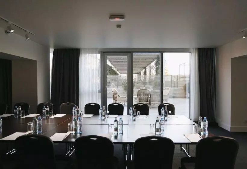 هتل Holiday Inn Tbilisi, An Ihg