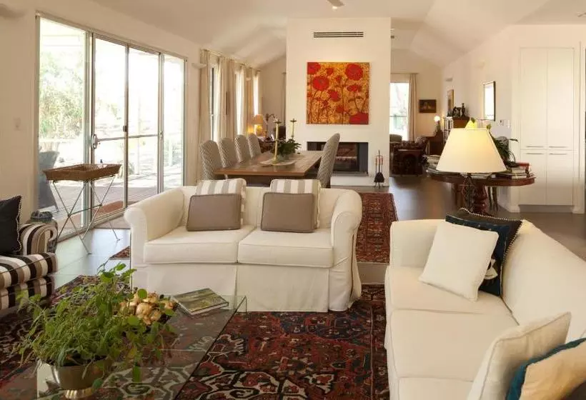 בית מלון כפרי Thorn Park By The Vines