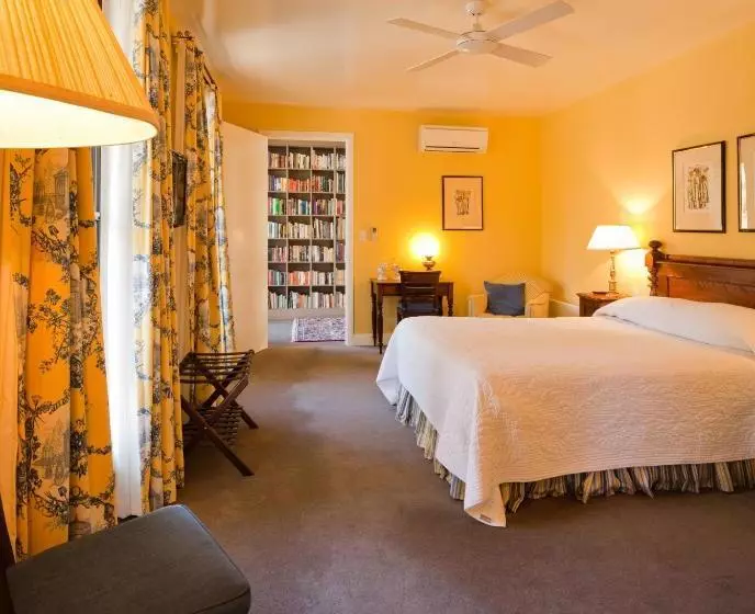 בית מלון כפרי Thorn Park By The Vines