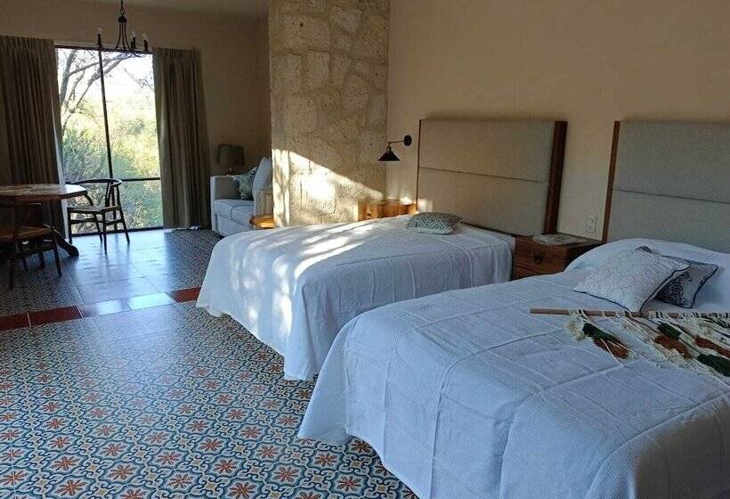 هتل Centenario Los Arroyitos