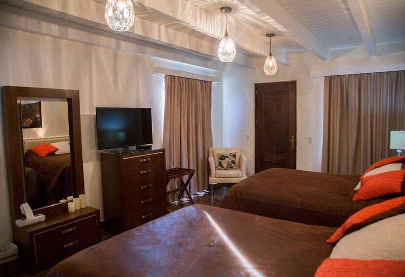 هتل Centenario Los Arroyitos