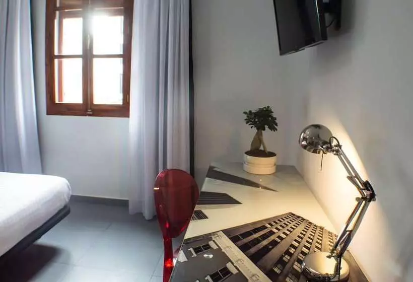 Quart Youth Hostel & Apartments