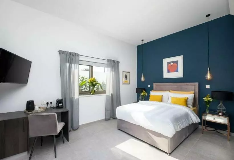 تختخواب و صبحانه Rooms At Villa Amour Cyprus