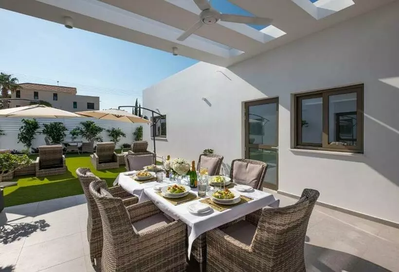 تختخواب و صبحانه Rooms At Villa Amour Cyprus