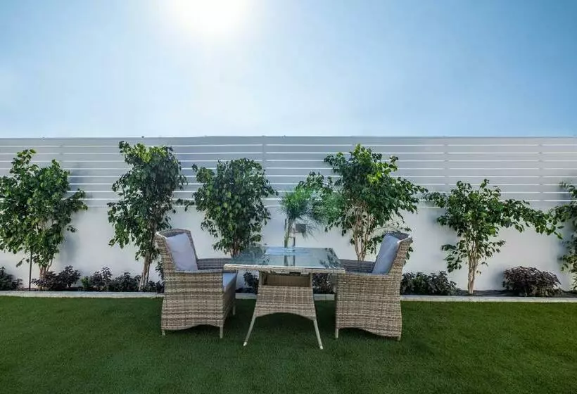 تختخواب و صبحانه Rooms At Villa Amour Cyprus
